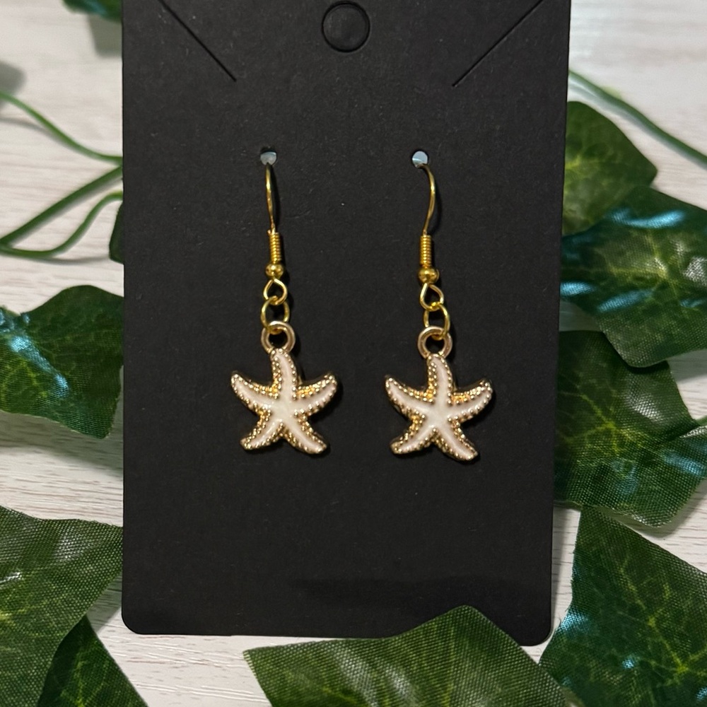 2/15 🌊☀️New White Starfish Earrings Gold Accents Ocean Beach Jewelry Earrings